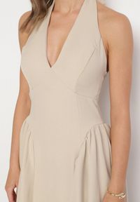 Born2be - Beżowa Sukienka o Rozkloszowanym Kroju z Wiązanym Dekoltem Halter Senicea. Okazja: na co dzień, na spacer. Typ kołnierza: dekolt halter. Kolor: beżowy. Typ sukienki: proste. Styl: casual #3