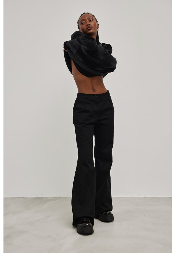 Marsala - Bawełniane spodnie typu dzwony w kolorze DEEP BLACK - ICONIC -S. Okazja: na co dzień. Materiał: bawełna. Styl: retro, klasyczny, elegancki, casual