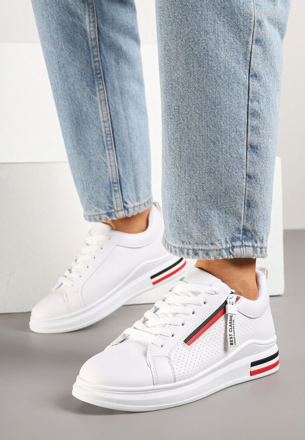 Born2be - Białe Sneakersy Ozdobione Paskami Suwakiem i Napisami Toslira. Okazja: na co dzień. Zapięcie: pasek. Kolor: biały. Materiał: jeans. Wzór: napisy, aplikacja