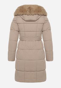 Born2be - Beżowa Pikowana Kurtka z Kapturem z Futrem i Wiązanym Paskiem Mevinatia. Okazja: na co dzień. Typ kołnierza: kaptur. Kolekcja: plus size. Kolor: beżowy. Materiał: futro. Styl: klasyczny, casual #4