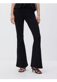 Reserved - Spodnie flare - czarny. Kolor: czarny. Materiał: dzianina #1