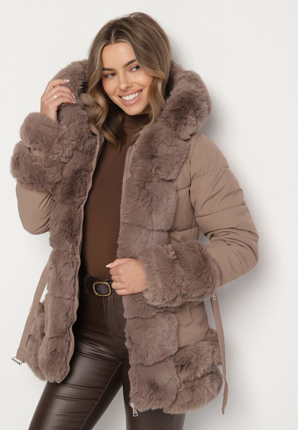 Born2be - Ciemnobeżowa Taliowana Kurtka z Paskiem Kapturem i Ozdobnym Futrem Rainaria. Okazja: do pracy, na co dzień, na spotkanie biznesowe. Kolor: beżowy. Materiał: futro. Styl: elegancki, biznesowy, retro, casual