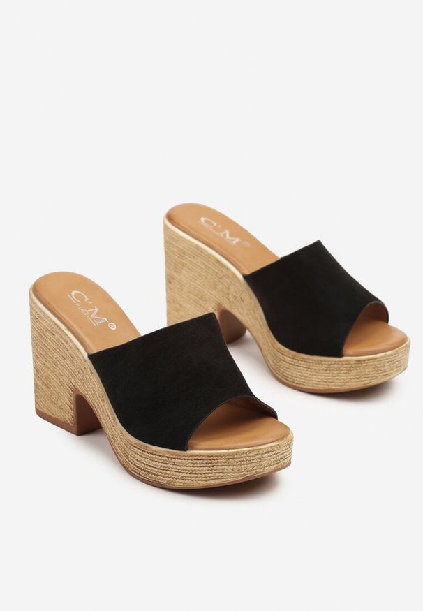 Renee - Czarne Klapki z Ekozamszu na Obcasie w Rustykalnym Stylu Arlexia. Okazja: na spacer, na co dzień. Nosek buta: otwarty. Kolor: czarny. Materiał: jeans. Sezon: wiosna, lato. Obcas: na obcasie. Styl: casual. Wysokość obcasa: średni