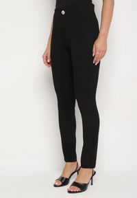 Born2be - Czarne Legginsy z Wiskozą z Wysokim Stanem Zdobione Guzikiem z Cyrkoniami Nalette. Okazja: na co dzień. Stan: podwyższony. Kolor: czarny. Materiał: wiskoza. Wzór: aplikacja. Styl: elegancki, casual