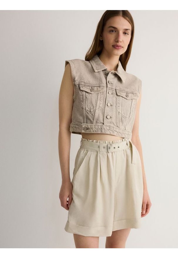 Reserved - Szorty z paskiem i zakładkami - kremowy. Kolor: kremowy. Materiał: tkanina, len, wiskoza