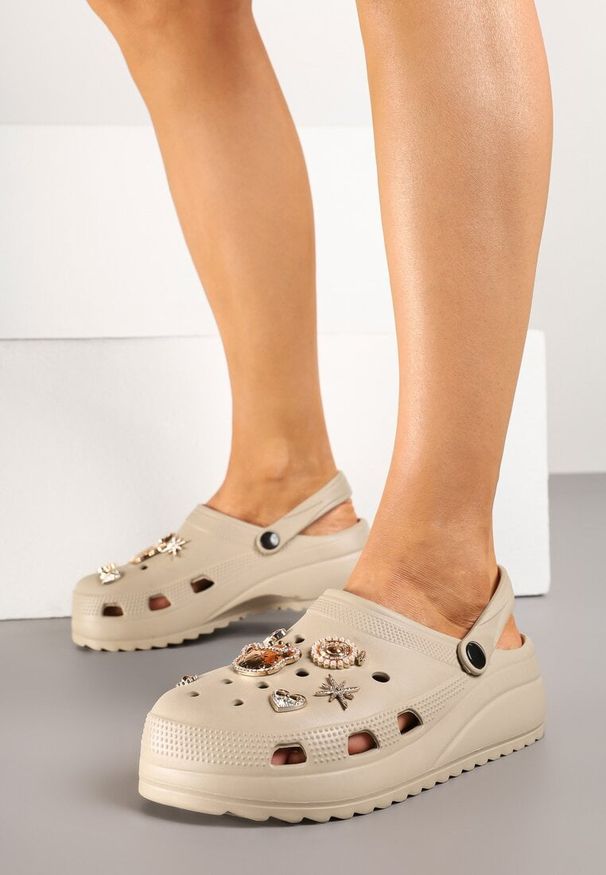 Born2be - Ciemnobeżowe Klapki Piankowe w Stylu Chodaków z Przypinkami Sanilia. Okazja: na co dzień. Kolor: beżowy. Materiał: jeans. Wzór: kolorowy, aplikacja. Styl: casual