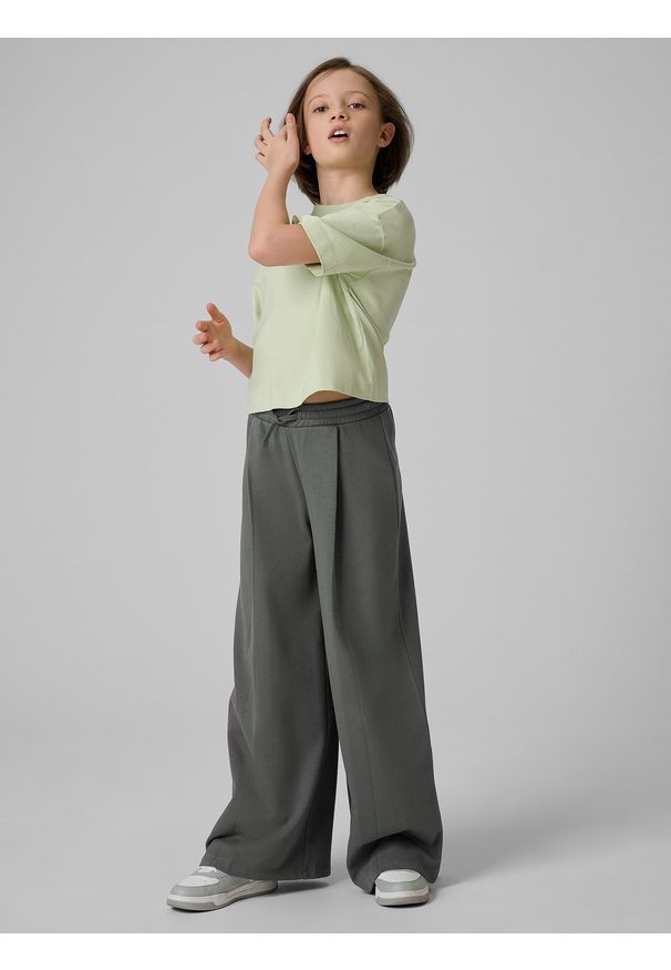 4f - 4F Spodnie dresowe z szerokimi nogawkami dziewczęce - szare 146/152 (10-12 lat). Okazja: na spacer, na co dzień, na uczelnię. Stan: podwyższony. Kolor: szary. Materiał: dresówka. Sezon: lato. Styl: casual, elegancki