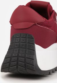 Renee - Bordowe Sznurowane Sneakersy Vices na Platformie z Ozdobnymi Paskami Seliniel. Nosek buta: okrągły. Zapięcie: pasek. Kolor: czerwony. Materiał: jeans. Wzór: paski. Obcas: na platformie #8