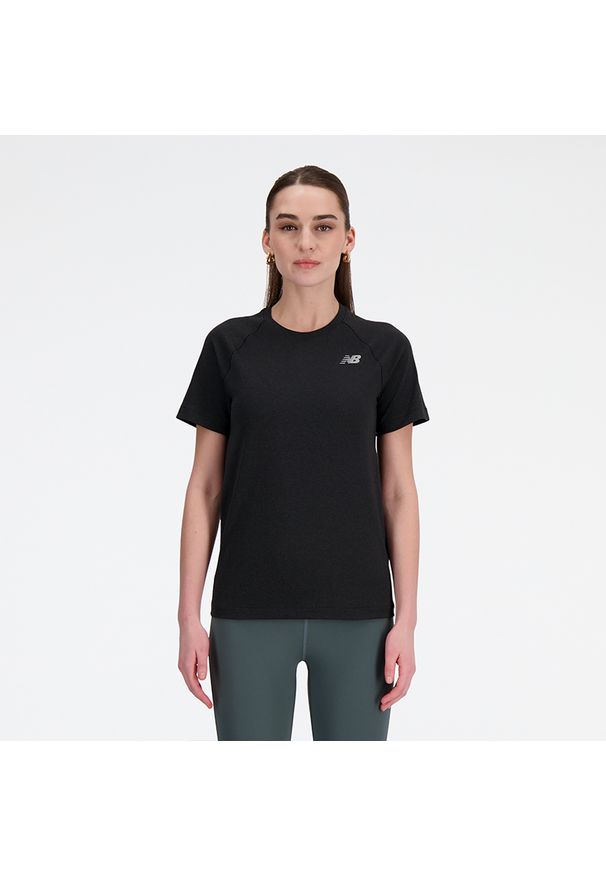 Koszulka damska New Balance WT41123BKH – czarna. Kolor: czarny. Materiał: nylon, materiał, elastan, prążkowany, poliester. Sport: fitness