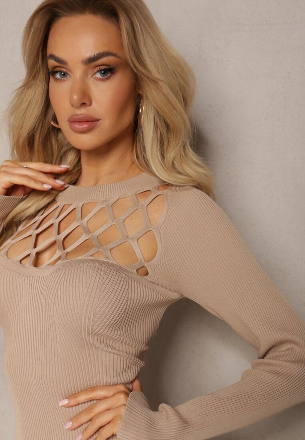 Renee - Beżowa Dopasowana Sukienka Maxi z Ażurowym Dekoltem i Rozcięciem na Nogę Fonelia. Kolor: beżowy. Wzór: ażurowy. Sezon: zima, jesień. Styl: elegancki. Długość: maxi