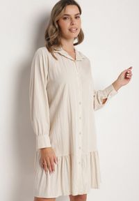 Born2be - Jasnobeżowa Sukienka z Wiskozą o Koszulowym Kroju z Falbanką Penzedi. Okazja: na co dzień. Typ kołnierza: kołnierzyk klasyczny. Kolor: beżowy. Materiał: wiskoza. Długość rękawa: długi rękaw. Typ sukienki: koszulowe. Styl: elegancki, casual, klasyczny #4