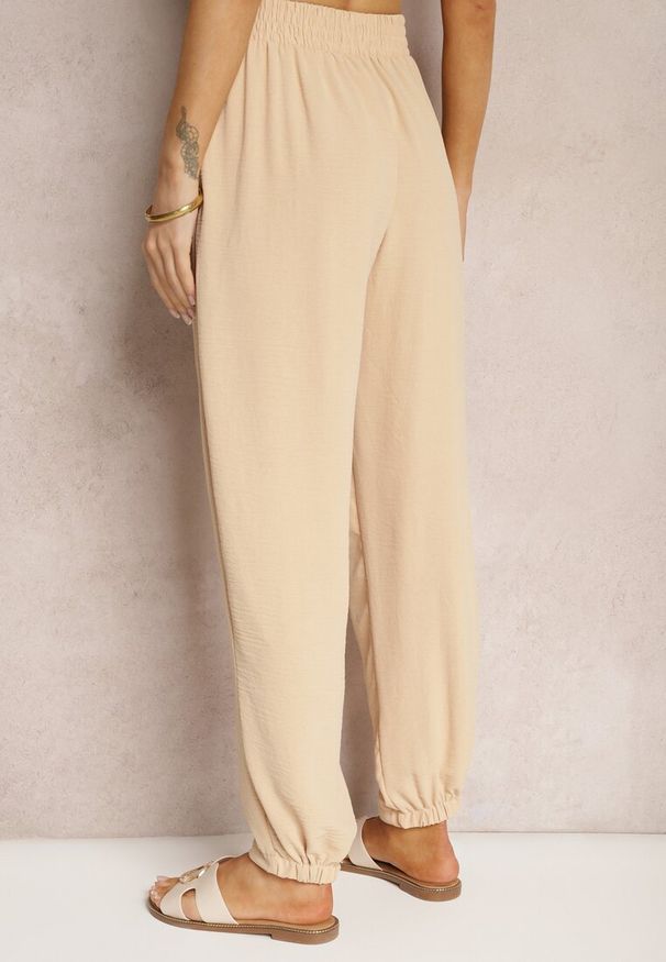 Renee - Beżowe Casualowe Spodnie High Waist Wykończone Gumką w Pasie Dimrue. Okazja: na co dzień. Stan: podwyższony. Kolor: beżowy. Styl: casual