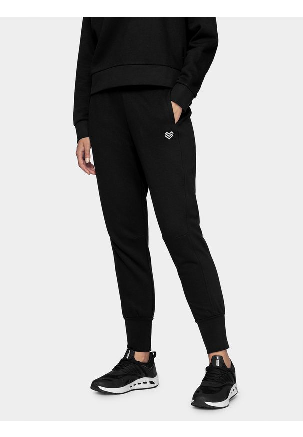 4f - Spodnie dresowe damskie z kolekcji LIME LINE. Kolor: czarny. Materiał: dresówka