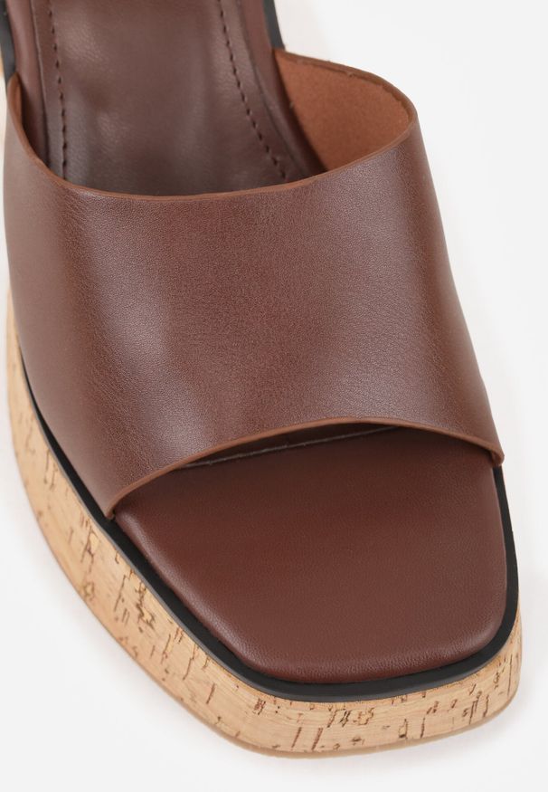 Born2be - Brązowe Klapki VICES z Kwadratowym Noskiem na Koturnie z Imitacji Korka Cordereida. Okazja: na co dzień. Kolor: brązowy. Materiał: len, jeans. Wzór: haft. Sezon: lato. Obcas: na koturnie. Styl: casual