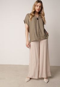 Born2be - Ciemnobeżowa Nietoperzowa Bluzka z Krótkim Rękawem z Lnem i Wiskozą Isirtila. Okazja: do pracy, na co dzień. Kolor: beżowy. Materiał: wiskoza, len. Długość rękawa: krótki rękaw. Długość: krótkie. Sezon: lato. Styl: elegancki, klasyczny, casual #4