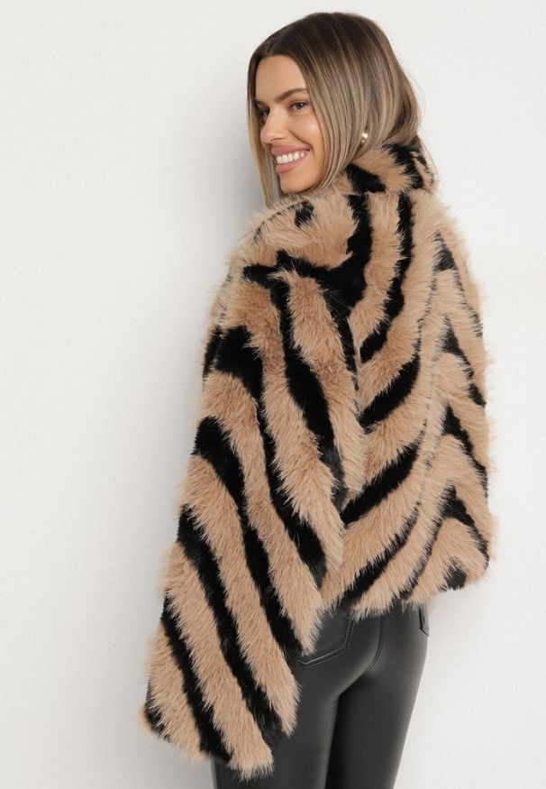 Born2be - Brązowo-Czarna Kurtka Typu Futerko w Paski Alinsse. Okazja: na studniówkę. Kolor: brązowy. Materiał: futro. Wzór: paski