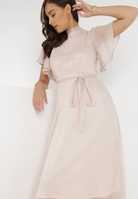 Born2be - Beżowa Sukienka o Rozkloszowanym Kroju z Wiązaniem Acsophia. Kolor: beżowy. Materiał: tkanina, materiał. Długość rękawa: krótki rękaw. Styl: wizytowy, elegancki. Długość: midi #7