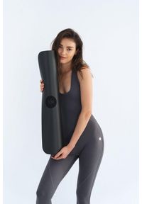 MOONHOLI - Kombinezon do jogi Moonholi Marbella z odkrytymi plecami. Kolor: szary. Styl: sportowy #2