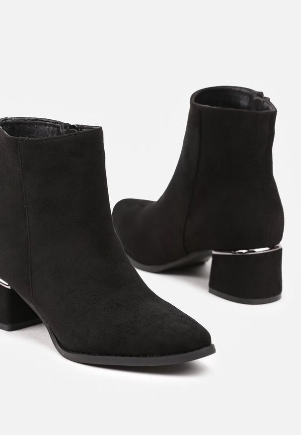Renee - Czarne Botki na Słupku Ozdobione Metaliczną Aplikacją Deotha. Okazja: na co dzień. Kolor: czarny. Materiał: jeans. Wzór: aplikacja. Obcas: na słupku. Styl: elegancki, casual. Wysokość obcasa: średni