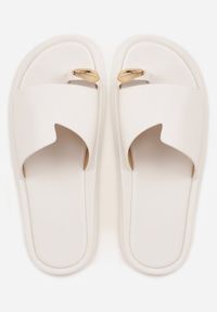 Renee - Białe Klapki Japonki Ozdobione Aplikacją na Palcu Noevianna. Okazja: na spacer, na co dzień. Kolor: biały. Materiał: jeans. Wzór: aplikacja. Sezon: wiosna, lato. Styl: casual #3