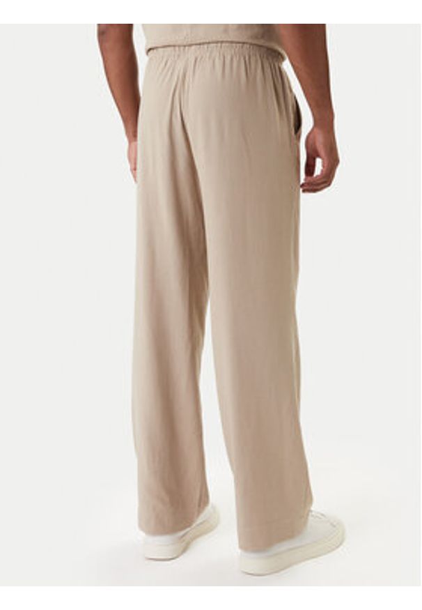 Emporio Armani Spodnie materiałowe EM000586 AF20590 U6213 Beżowy Regular Fit. Kolor: beżowy. Materiał: wiskoza, len