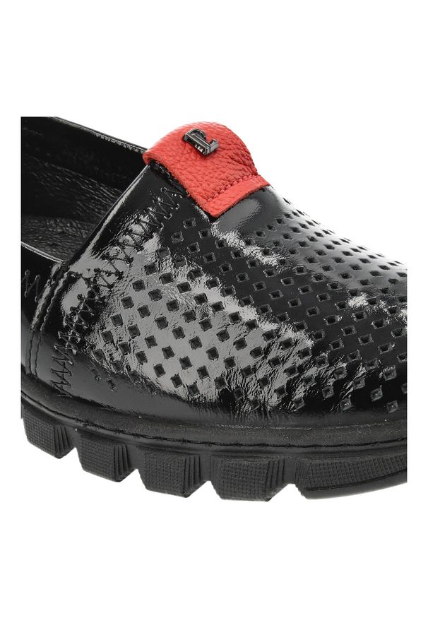 Czarne Modne Półbuty Pollonus Wsuwane Obuwie Damskie. Okazja: na co dzień, do pracy. Zapięcie: bez zapięcia. Kolor: czarny. Materiał: lakier, skóra. Styl: klasyczny, casual, elegancki