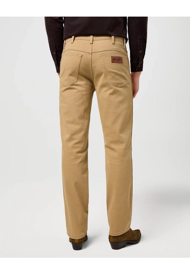 Wrangler - MESKIE SPODNIE WRANGLER TEXAS TIGERS EYE 112371695