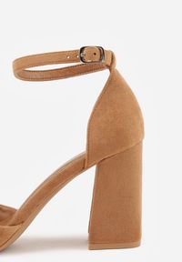 Renee - Jasnobrązowe Czółenka z Imitacji Zamszu na Słupkowym Obcasie ze Szpiczastym Noskiem Hadina. Okazja: na randkę. Nosek buta: szpiczasty. Zapięcie: pasek. Kolor: brązowy. Materiał: zamsz. Obcas: na obcasie. Wysokość obcasa: średni #3