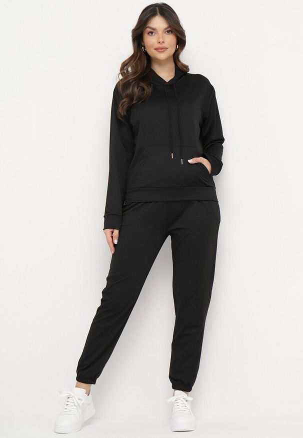 Born2be - Czarny Komplet Dresowy Bluza Kangurka z Kapturem i Spodnie Joggery Triasa. Kolor: czarny. Materiał: dresówka