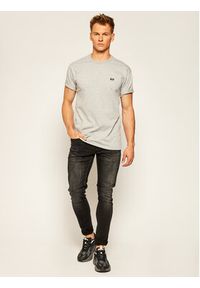 Vans T-Shirt Mn Off The Wall Cl VN0A49R7 Szary Regular Fit. Kolor: szary. Materiał: bawełna