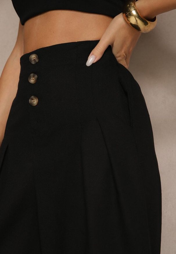 Renee - Czarne Spodnie Culottes High Waist z Bawełny Zdobione Guzikami Izuma. Okazja: na co dzień. Stan: podwyższony. Kolor: czarny. Materiał: bawełna. Wzór: aplikacja. Styl: elegancki, casual