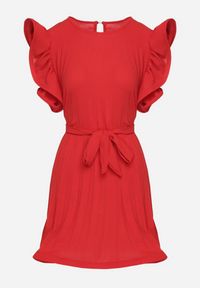 Born2be - Czerwona Plisowana Sukienka z Materiałowym Paskiem w Talii i Ozdobnymi Falbankami Christi. Typ kołnierza: kołnierz z falbankami. Kolor: czerwony. Materiał: materiał. Typ sukienki: rozkloszowane #2