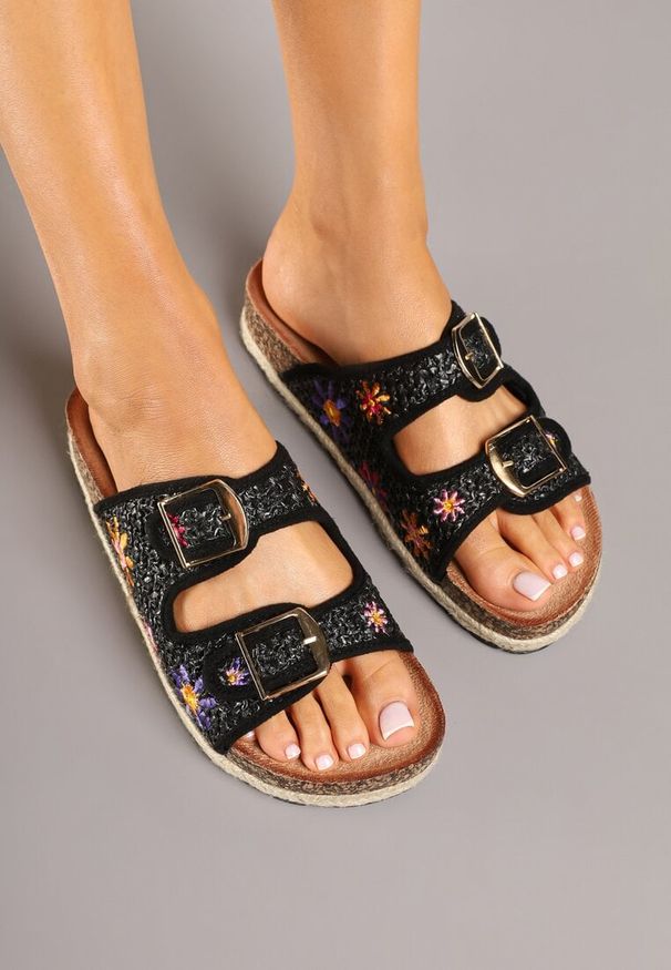 Born2be - Czarne Klapki na Krokowej Grubej Podeszwie z Plecionką i Wzorem Kwiatów Wioleira. Okazja: na spacer. Kolor: czarny. Wzór: kwiaty. Sezon: wiosna, lato