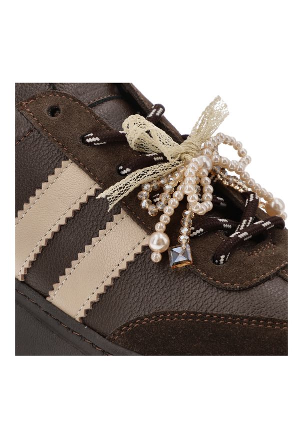 CheBello - Sneakersy damskie Chebello, skórzane licowe na platformie z ozdobą sznurowane z okrągłym noskiem, brązowe, 4805-268-507. Okazja: na co dzień. Nosek buta: okrągły. Zapięcie: pasek. Kolor: brązowy. Materiał: skóra. Wzór: aplikacja. Obcas: na platformie. Styl: elegancki, sportowy, casual