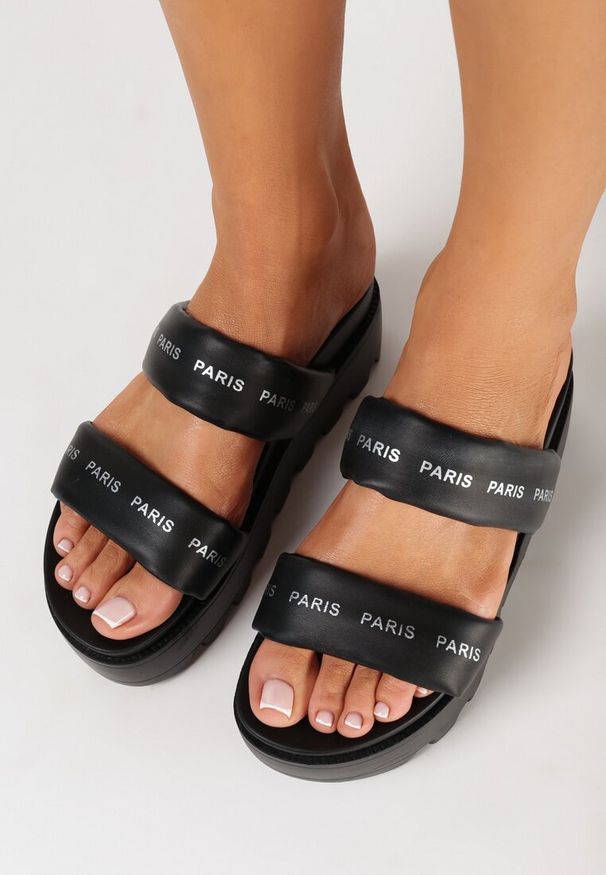 Born2be - Czarne Klapki na Grubej Podeszwie z Paskami z Napisami Nilenia. Kolor: czarny. Wzór: napisy