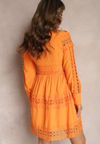 Renee - Pomarańczowa Koronkowa Sukienka z Ozdobnym Dekoltem Sweeney. Kolor: pomarańczowy. Materiał: koronka. Długość rękawa: długi rękaw