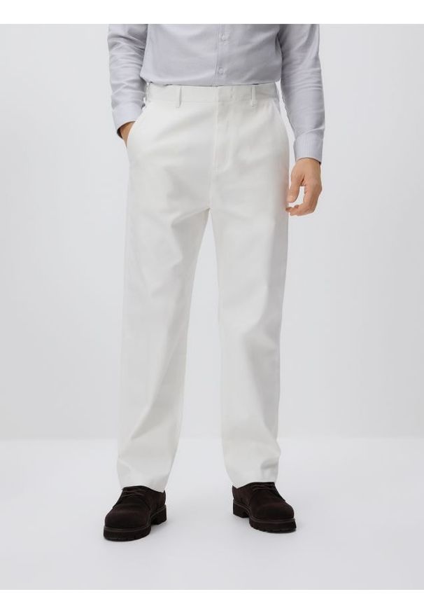 Reserved - Spodnie chino straight - biały. Kolor: biały. Materiał: tkanina, bawełna