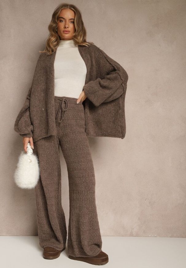 Renee - Brązowe Spodnie Wide Leg z Dzianiny z Dodatkiem Wełny i Wiskozy Tiesania. Okazja: na co dzień. Stan: podwyższony. Kolor: brązowy. Materiał: wełna, wiskoza, dzianina. Styl: casual