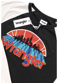 Wrangler - LONGSLEEVE WRANGLER RAGLAN GRAPHIC TEE JET SET W7B80FKOJ 112131551. Długość rękawa: długi rękaw. Wzór: nadruk #6