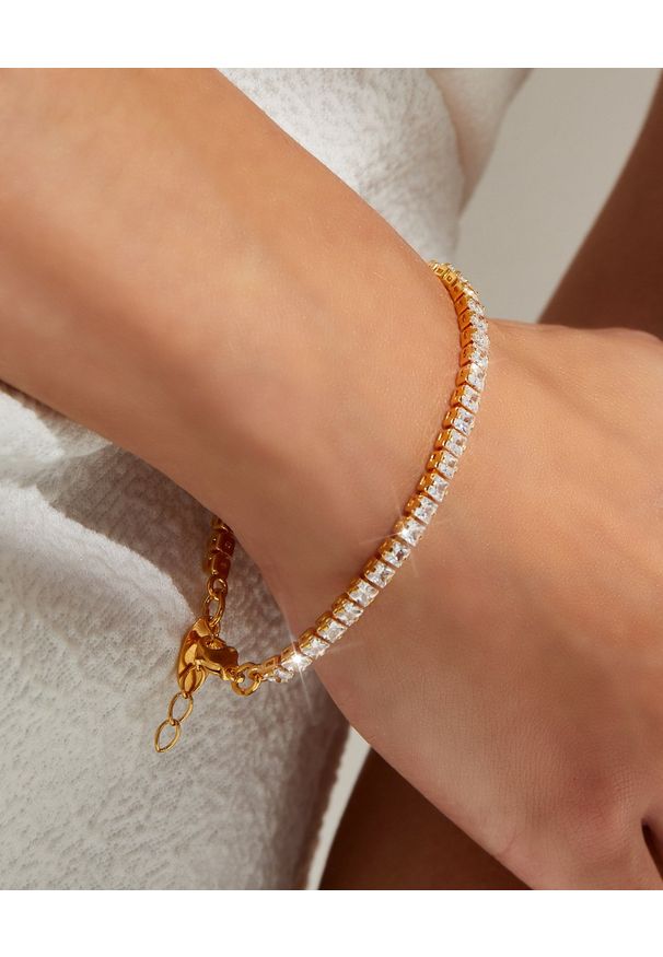CAROLINE SVEDBOM - Bransoletka zdobiona kryształami Zara. Materiał: złote. Kolor: złoty. Wzór: aplikacja. Kamień szlachetny: kryształ