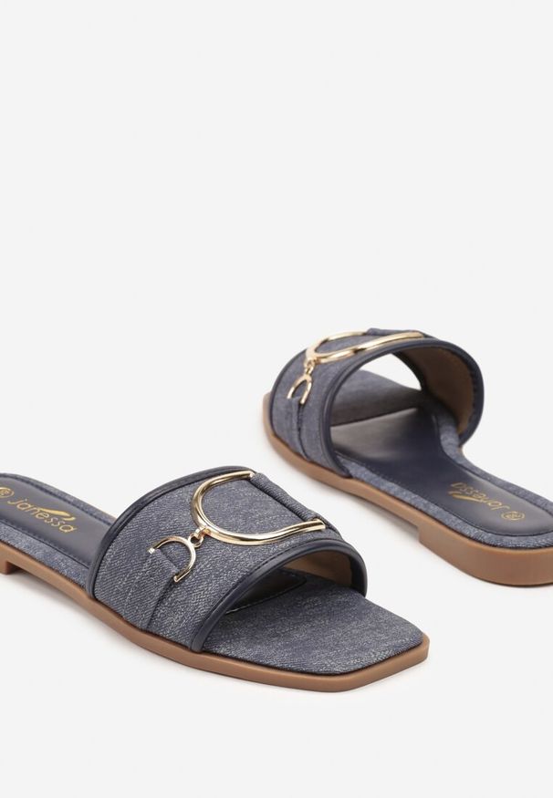 Renee - Niebieskie Klapki z Metaliczną Ozdobą Delsine. Okazja: na co dzień. Kolor: niebieski. Materiał: jeans. Wzór: aplikacja. Styl: casual