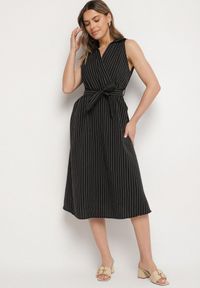 Born2be - Czarna Sukienka o Koszulowym Kroju Bez Rękawów z Wiązanym Paskiem Liriora. Okazja: na co dzień. Typ kołnierza: dekolt w kształcie V. Kolor: czarny. Długość rękawa: bez rękawów. Typ sukienki: koszulowe. Styl: klasyczny, casual #1