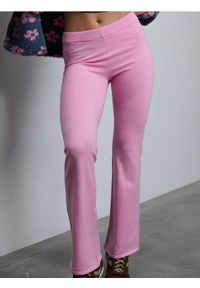 Sinsay - Spodnie flare - różowy. Kolor: różowy #1