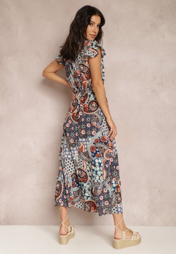 Renee - Niebieska Sukienka Hesena. Typ kołnierza: dekolt kopertowy. Kolor: niebieski. Wzór: paisley. Typ sukienki: kopertowe. Materiał: materiał. Długość rękawa: bez rękawów. Sezon: wiosna, lato. Styl: boho. Długość: midi