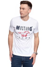 Mustang - MUSTANG T SHIRT Alex C Print 1009052 2045. Kolor: biały. Wzór: nadruk