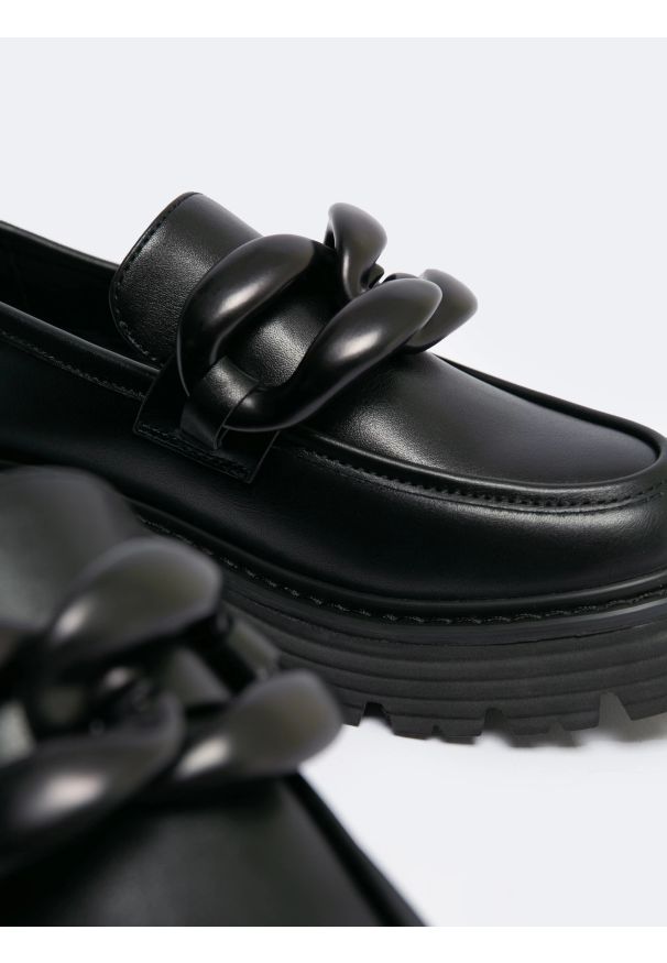 Big-Star - Mokasyny damskie loafersy z ozdobnym łaŅcuchem czarne LL274580 906. Kolor: czarny. Materiał: syntetyk, materiał. Sezon: wiosna, lato