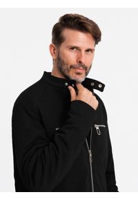 Ombre Clothing - Kurtka męska typu biker ze stójką i kieszeniami – czarna V2 OM-JALP-0157 - XXL. Okazja: na co dzień. Typ kołnierza: kołnierzyk stójkowy. Kolor: czarny. Materiał: syntetyk, tkanina, poliester, materiał. Wzór: ze splotem. Styl: casual #6