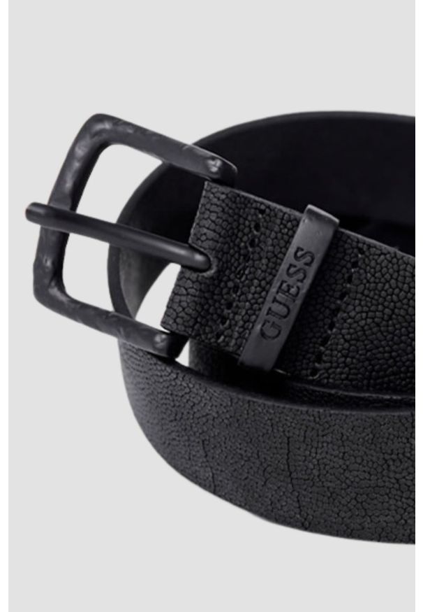 Guess - GUESS Czarny pasek męski ze skóry o ciekawej fakturze. Kolor: czarny. Materiał: skóra