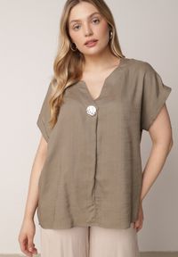 Born2be - Ciemnobeżowa Nietoperzowa Bluzka z Krótkim Rękawem z Lnem i Wiskozą Isirtila. Okazja: na co dzień, do pracy. Kolor: beżowy. Materiał: wiskoza, len. Długość rękawa: krótki rękaw. Długość: krótkie. Sezon: lato. Styl: casual, klasyczny, elegancki #8
