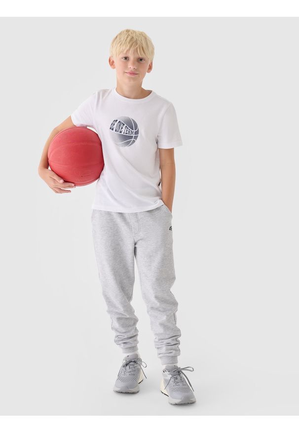 4f - 4F T-shirt z nadrukiem chłopięcy - biały 128 (7-8 lat). Okazja: na co dzień. Kolor: biały. Materiał: dzianina, jersey, bawełna. Długość rękawa: krótki rękaw. Długość: krótkie. Wzór: nadruk. Sezon: lato. Styl: casual, klasyczny, sportowy